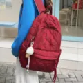 Élégant sac à dos matelassé rouge en coton pour femme, cartable de voyage casual avec pendentif. - Style Pendentif Crème Glacée / Bordeaux