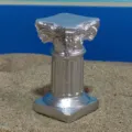 Miniatura colonna romana argentata modello di pilastro per oggetti di scena foto e diorami. - Argento