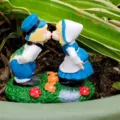 European style couple kissing resin figurine garden ornament cute desktop decor 5.3cm - Small Sweethearts