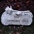 Memorial stone detail view, resin grave ornament with rose and German text, 15cm garden decor - Gray Grey Rose