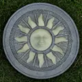 Vista detallada de la piedra de paso de jardín de resina con cara de sol para césped. - Cara de sol