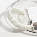 Gros plan du serre-tête rembourré blanc à pois noirs, vue détaillée de l'accessoire. - Petit Pois Blanc Cassé