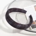 Vue détaillée du serre-tête à carreaux marron, montrant la texture douce et quotidienne. - Plaid Rouge Foncé