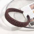 Gros-plan sur le serre-tête en tissu floral marron, accessoire élégant pour femme. - Floral Brun