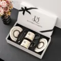 Detail van vintage keramische koffiekop en schotel set met elegante geschenkdozen. - Inkt bloem