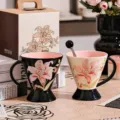 Tazza in ceramica rilievo tazza caffe coppia piede alto con elegante disegno di giglio e scatola - Tazze Doppie Giglio Nero e Bianco + 2 Cucchiai