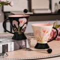 Tazza da caffè in ceramica con piedistallo alto e cucchiaio, rilievo floreale rosa per casa. - Tazze Doppie Calla Nero e Bianco + 2 Cucchiai