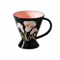 Tazza da caffè in ceramica nera con interno rosa, elegante motivo floreale di calla, 320ml. - Calla Nera