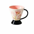 Tazza da caffè in ceramica con base alta, design floreale di calla in rilievo, capacità di 320 ml. - Calla Bianca