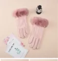 Gros plan de gants chauds en peluche polaire pour femmes d'hiver en rose, design doux. - Rose