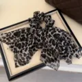 Coletero para pelo con estampado de leopardo y lazo, accesorio elegante para mujeres y niñas. - Estampado de Leopardo Negro
