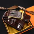 Herren Automatikschloss Ledergurt mit stilvollem Krokodilmuster in Geschenkbox. - Gold & Kaffee / 115cm
