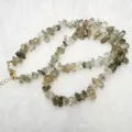 Nahaufnahme Detail der Naturkristall Steinperlen Halskette mit goldenem Verschluss. - Turmalin Rutilquarz