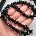 Collana con pietre irregolari in ossidiana nera naturale e chiusura dorata gioiello. - Ossidiana