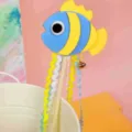Bonito juguete de caña para gatos con pez azul, palo de madera y cintas de colores interactivas. - Holgazanear