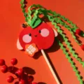 Lindo juguete interactivo para gatos en forma de manzana con campana y palo largo - Fruta de la Suerte