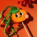 Vara Juguete para Gato Naranja Dibujos Animados Bonita con Campana y Cintas - Naranja de la Suerte