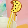 Divertido juguete para gatos en forma de galleta con cintas de colores y campana para jugar. - Estilo panqueque