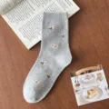 Calzini di cotone grigio a tubo medio con simpatico motivo di orsetto, comodi ed eleganti. - Taglia unica / Grigio