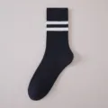 Calzini uomo a coste blu marino in cotone altezza media con doppie righe bianche stile sportivo. - Taglia unica / Blu navy