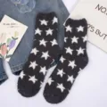 Cómodos calcetines de dormir de felpa coral con estrella gris oscuro variante modelo - Talla única / Gris oscuro