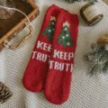 Chaussettes de Noël douillettes en velours corail rouge avec motif d'arbre festif et hiver. - Taille unique / Noël arbre