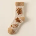 Calcetines de tubo medio cálidos de invierno de felpa coral beige marrón variante nueva - Talla única / Hoja de membrillo caqui