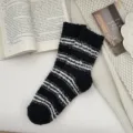 Kuschelige schwarz-weiße Flauschsocken für Damen, dicke Plüsch-Wintersocken für zu Hause. - Einheitsgröße / Schwarz