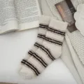Gemütliche gestreifte Korallenfleece Socken für Damen, dicke warme Kuschelsocken für Zuhause. - Einheitsgröße / Beige