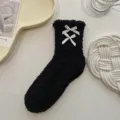 Schwarze flauschige Korallenfleece Socken Damen, warme Wintersocken mit süßen weißen Schleifen. - Schwarz 2 Schleifen
