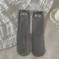 Graue gerippte Socken für Damen mit Rüschen, süße Baumwolle Freizeitsocken Mode tägliche Kleidung - Einheitsgröße / Grau