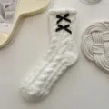 Flauschige weiße Thermosocken mit schwarzen Schleifen, dicke Korallenfleece Wintersocken. - Weiß 2 Schleifen