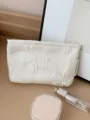 Vue détaillée de la trousse de maquillage blanche rétro à nœud, pochette de rangement. - M / Blanc