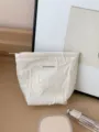 Vue détaillée de la trousse de maquillage blanche avec broderie nœud et étiquette tissée. - S / Blanc