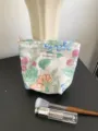 Detail de trousse de maquillage en coton fleuri avec tissu doux et fermeture eclair. - S / Motif de Fruits Jaunes