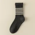 Dunkelbraune gestreifte Wollsocken für Damen, dicke warme Mittelsocken Variante. - Einheitsgröße / Schwarz und Grau