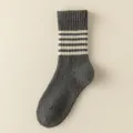Gemütliche Woll-Mittelsocken mit klassischen weißen Streifen, dick und warm für den Winter. - Einheitsgröße / Mittelgrau