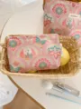 Detailansicht der Kosmetiktasche aus Brokat mit Kranich- und Schmetterlingsmuster. - M / Rosa Schmetterling Kranich