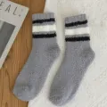 Gemütliche Winter Korallenfleece Flauschsocken, dicke warme Mittel-Waden gestreifte Socken. - Grau