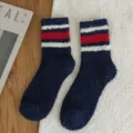Gemütliche Korallenfleece-Wintersocken in Dunkelblau mit stilvollen rot-weißen Streifen für warme Füße. - Marineblau