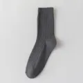 Chaussettes mi-hautes côtelées gris foncé pour hommes, chaussettes longues en coton et sport. - Taille unique / Gris foncé
