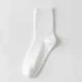 Chaussettes mi-hautes unies blanches pour hommes, sport respirant en coton décontracté. - Taille unique / Blanc