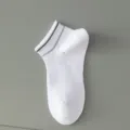 Weiße Herren Kurzsocken aus Baumwolle, atmungsaktive Sportsocken mit grauem Streifenbündchen. - Einheitsgröße / Weiß