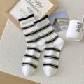 Koreaanse stijl gestreepte kuit sokken vrouwen herfst retro kleurensblok gerolde manchet - Eén maat / Witte Body Zwarte Boord