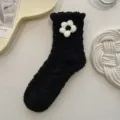 Schwarze Korallenfleece flauschige Wadenstrümpfe für Herbst Winter warme Haussocken mit Blume. - Schwarze Blume
