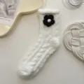 Dicke warme Korallenfleece Wintersocken mit süßem schwarzen Blumenmuster für gemütliche Zuhause. - Weiße Blume