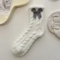Flauschige Korallenfleece-Wintersocken mit schwarz-weißem Karoschleife, kuschelige Haussocken. - Weiß Einzelne Schleife