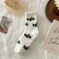 Flauschige Korallenfleece Socken für Damen, dicke warme Wintersocken zum Schlafen und für den Boden. - Einheitsgröße / Weiß