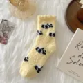 Gelbe flauschige Korallenfleece Wintersocken mit süßem Pandamuster, warme Haussocken. - Einheitsgröße / Gelb