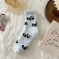 Gemütliche blaue Korallenfleece Socken mit schwarzen Flecken für warme Wintertage. - Einheitsgröße / Blau Gold